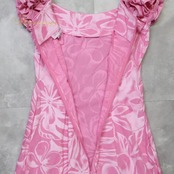 フラダンス 衣装 CC Fashions CCファッション ワンピース ドレス ピンク系 ハワイ製 ワントーン フリル プルメリア柄 ティアレ柄 ラウアエ柄 かわいい 華やか 鮮やか 明るい ハワイアン アロハ ハワイアンプリント フラ ダンス レッスン 練習