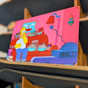 送料無料！ちょうどいいブリキ看板【 The Simpsons （ シンプソンズ ）】『 ホーマー幸せお菓子フォーメーション(笑) 』 METAL SIGN / メタルサイン / ブリキ看板 / サインボード / ビンテージ加工 〚アメリカン雑貨 アメトイ〛