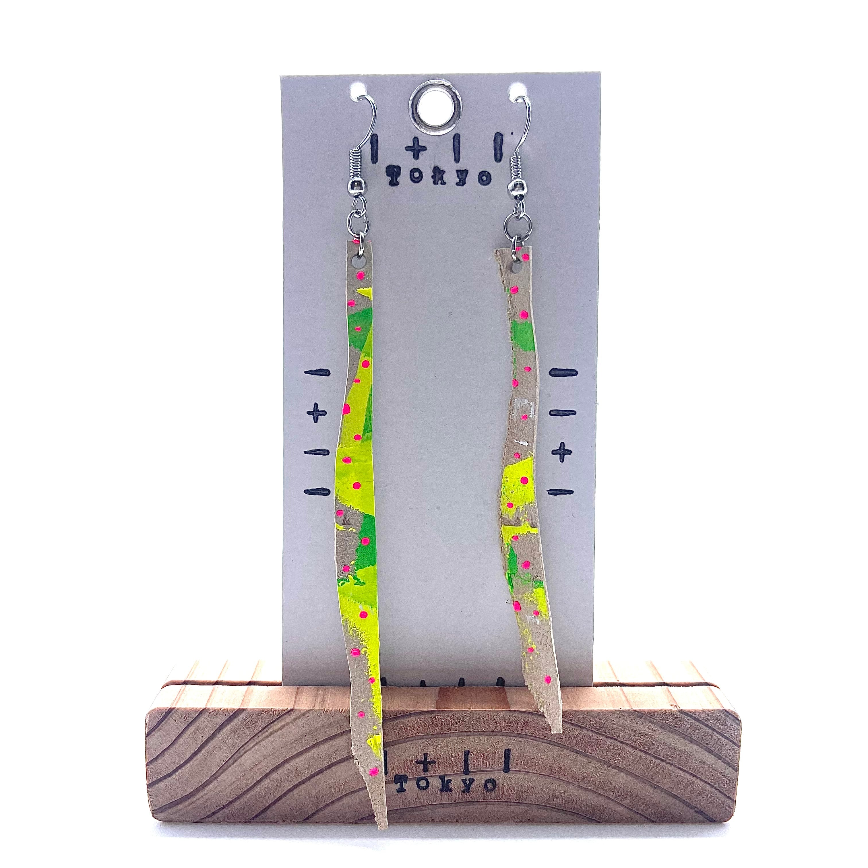 革ピアス　小川に流れる蛍光花びら　本革