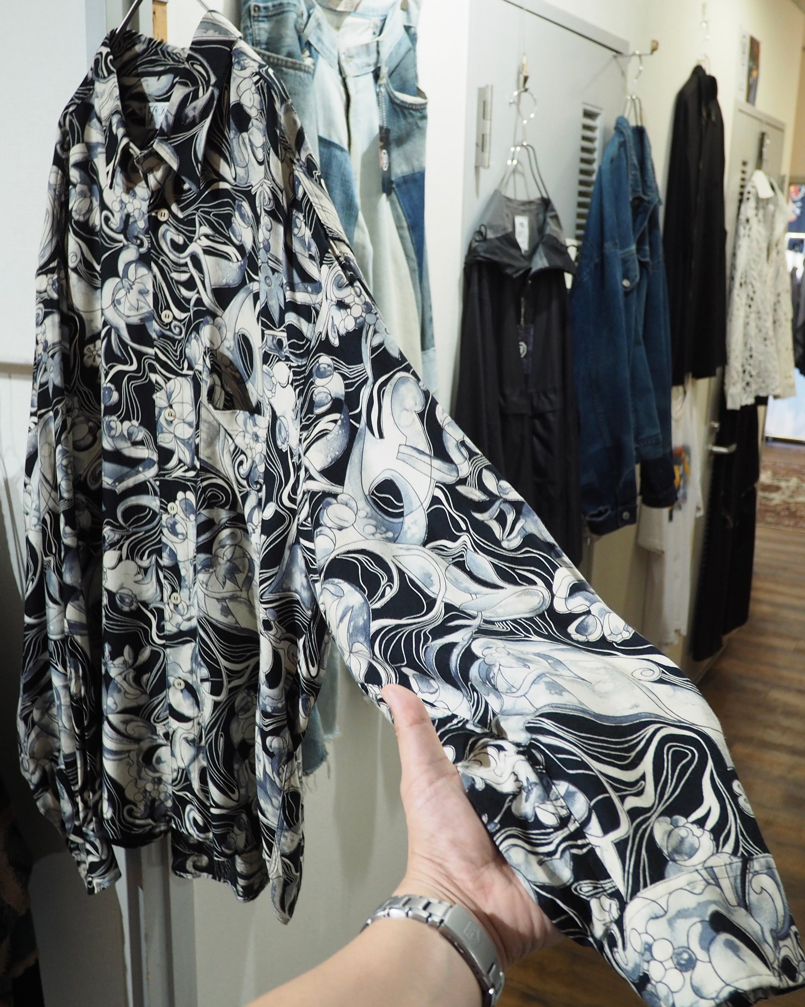 1990s " Made in Italy " Beautiful Monotone Flower All Over Pattern Vintage Loose Shirt