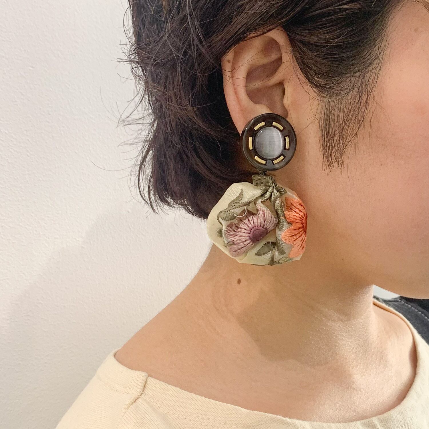 茶ボタンとお花ふんわりタッセル〈ピアス/イヤリング〉 | Dua