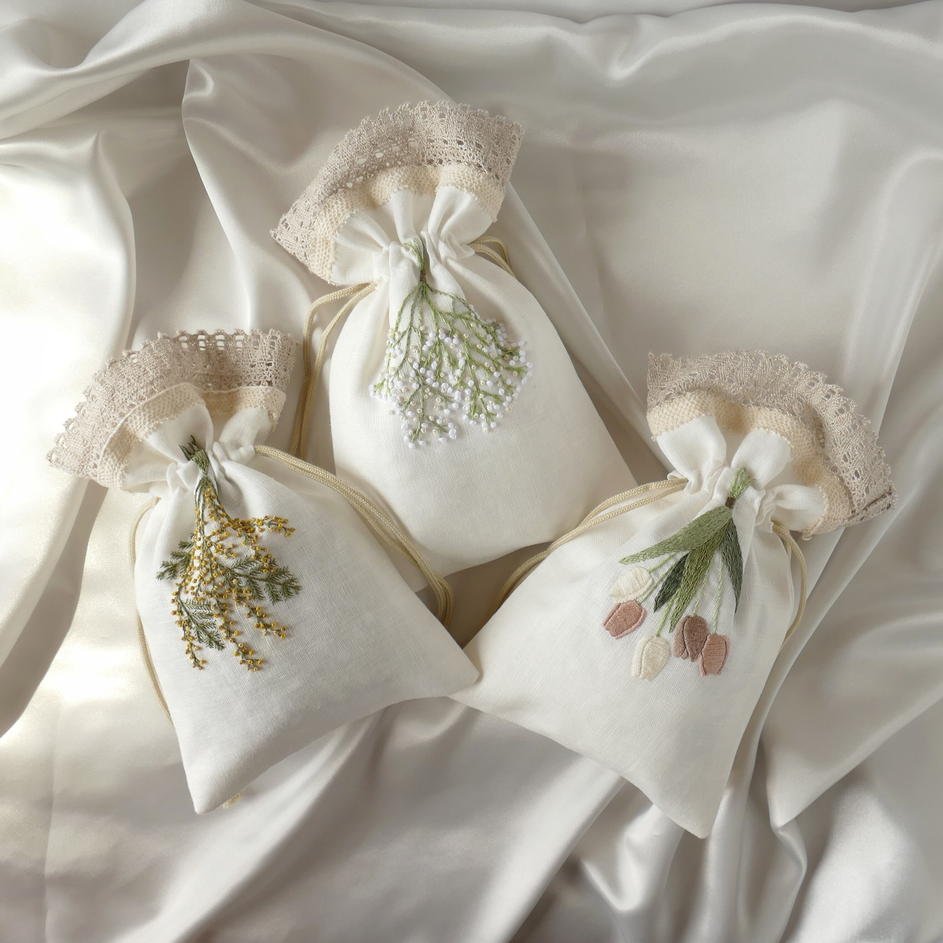 手刺繍まぁるい巾着ポーチ　ハーフリネン　和柄　すみれ 手刺繍まぁるい巾着ポーチ ハーフリネン 和柄 すみれ 手刺繍まぁるい巾着