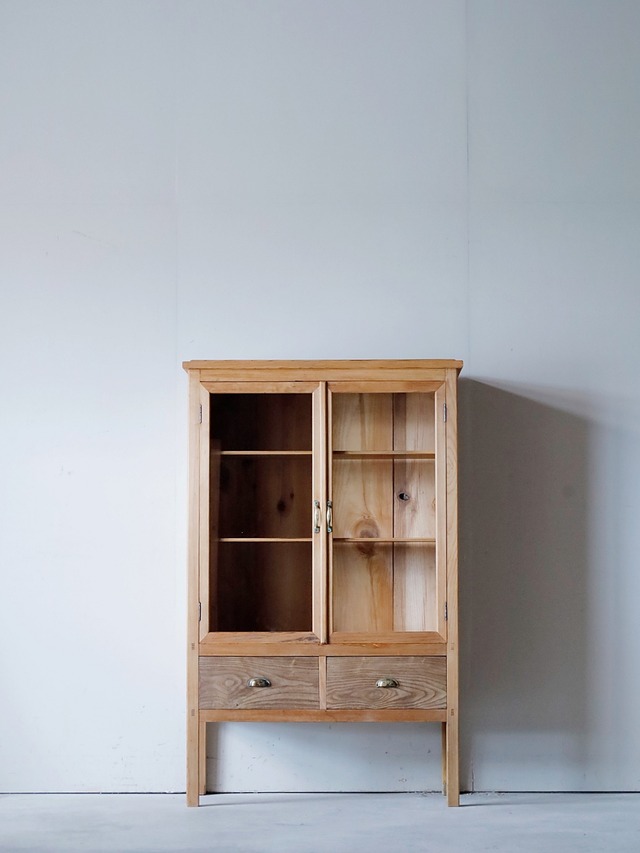 ケビント／ガラス扉棚