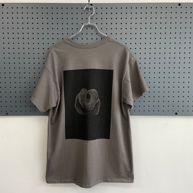 THE FASCINATED / 紫太陽綴化 S/S TEE / charcoal