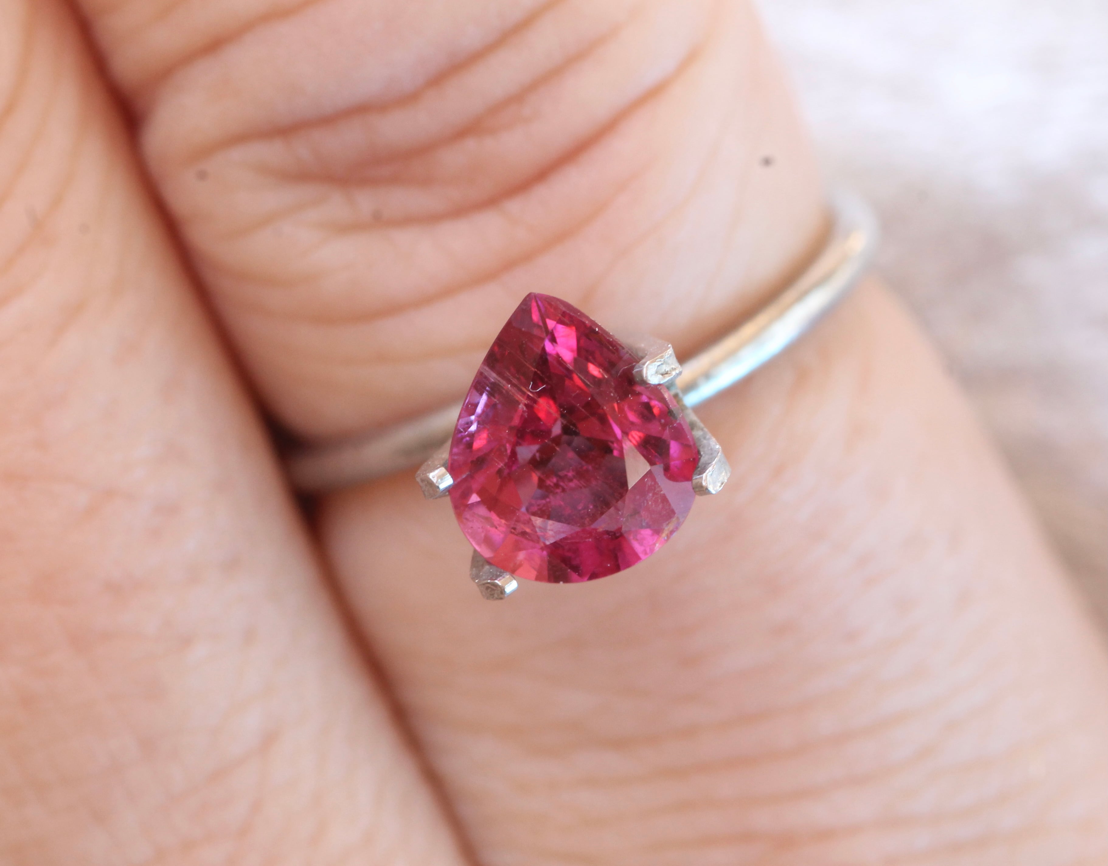 濃いピンク」と「ワインカラー」のあいだ・・・大人のピンクトルマリン