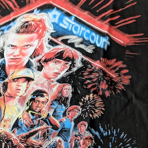 【 Stranger Things / ストレンジャーシングス 】『 ONE SUMMER CAN CHANGE EVERYTHING. 』 Tシャツ / ストレンジャーシングス Season3〚アメリカン雑貨 アメトイ〛