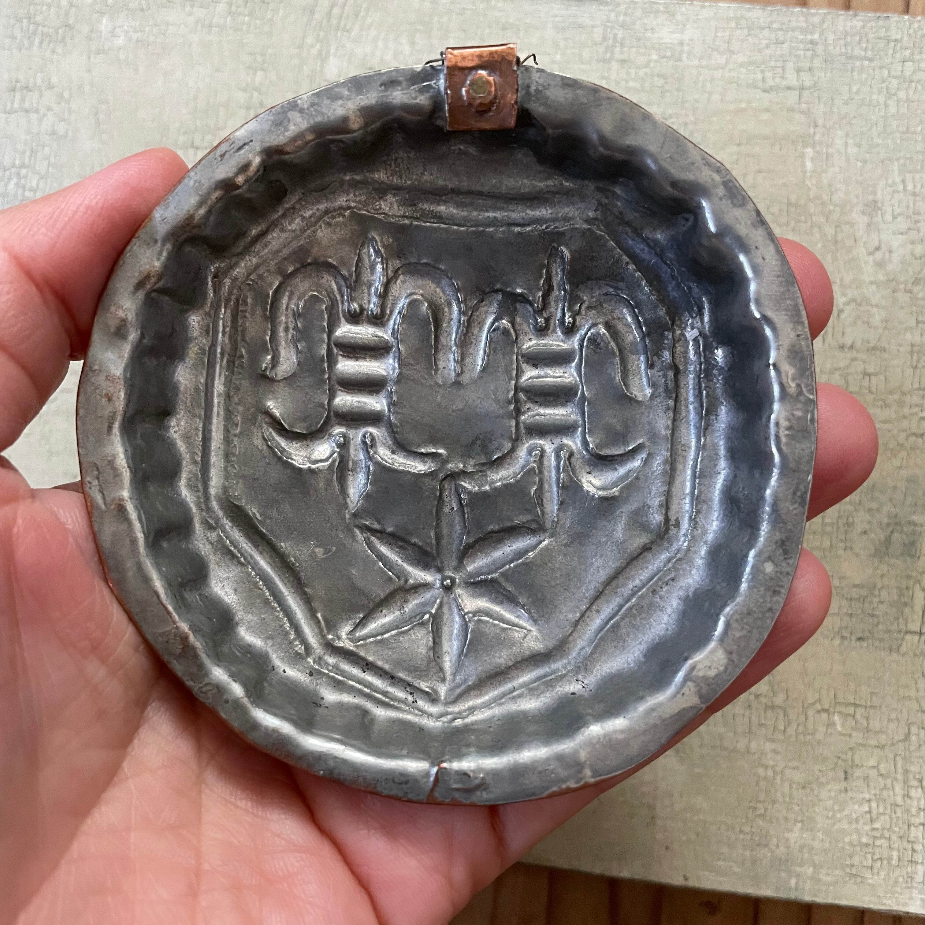 紋章のモールド風壁飾り | tsuitachi craft&brocante