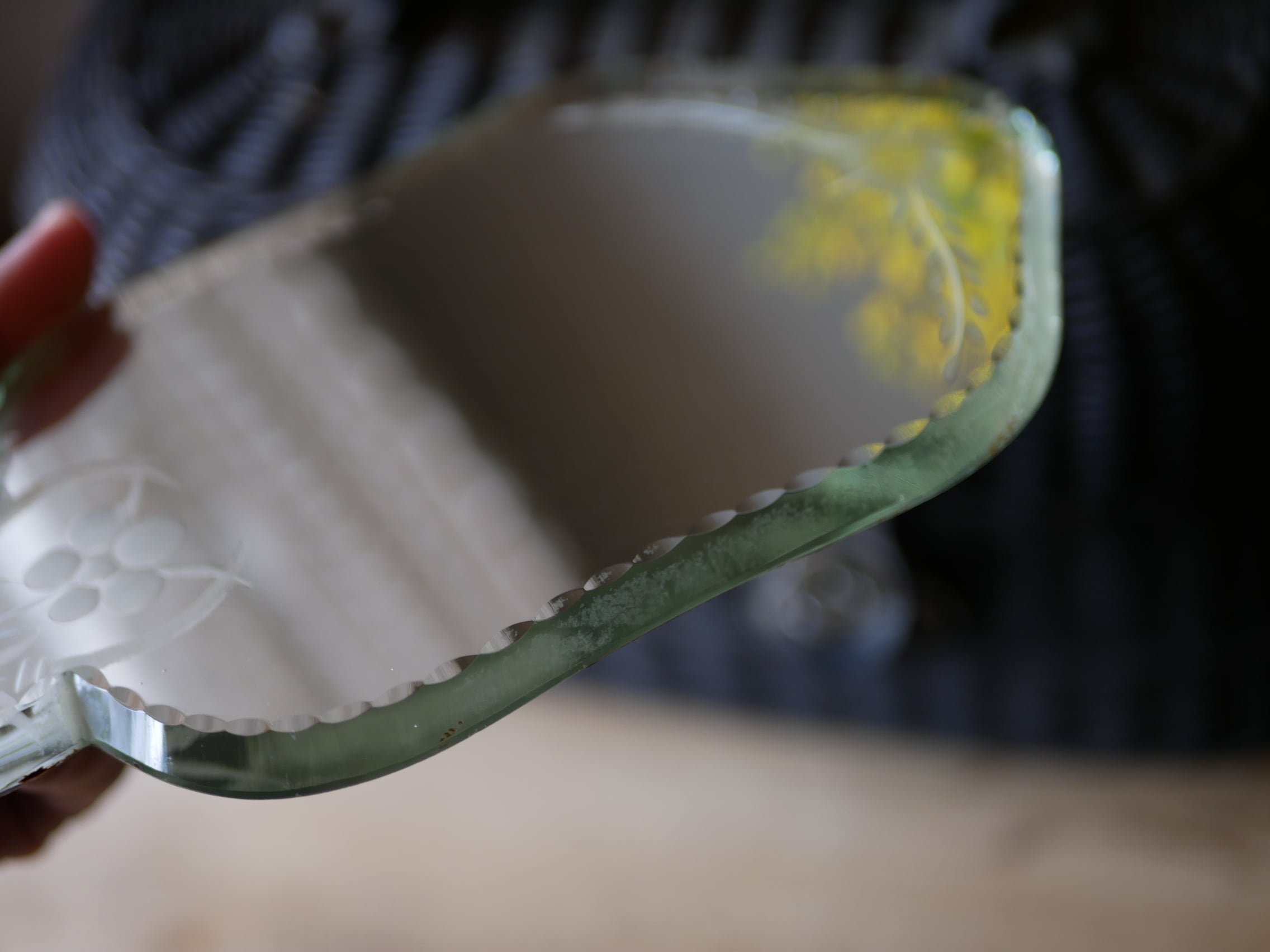 面取りガラス 手鏡 ミラー フランスヴィンテージ アンティークのある