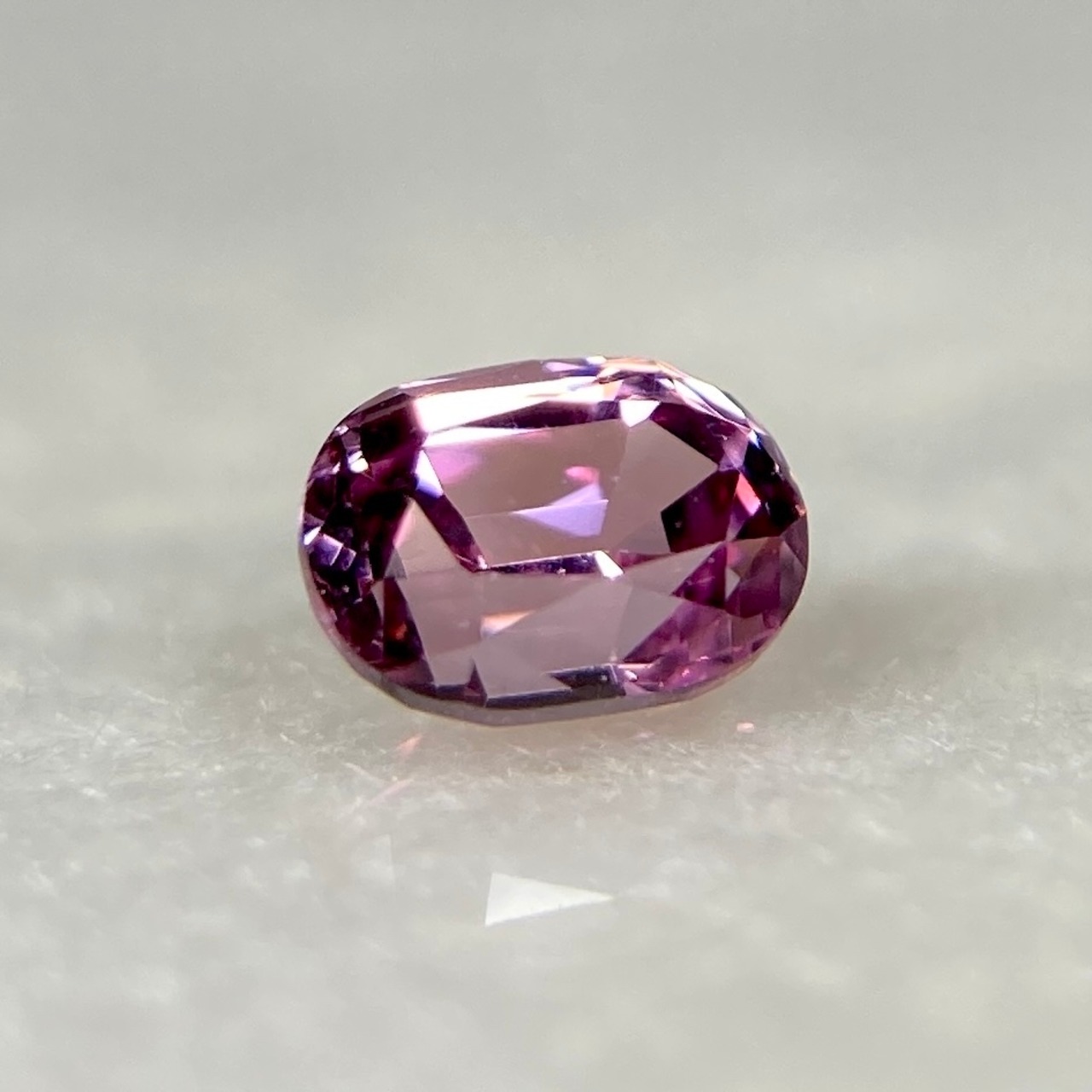 スピネル オーバルカット 約3.9*2.8*2.5mm r-0524