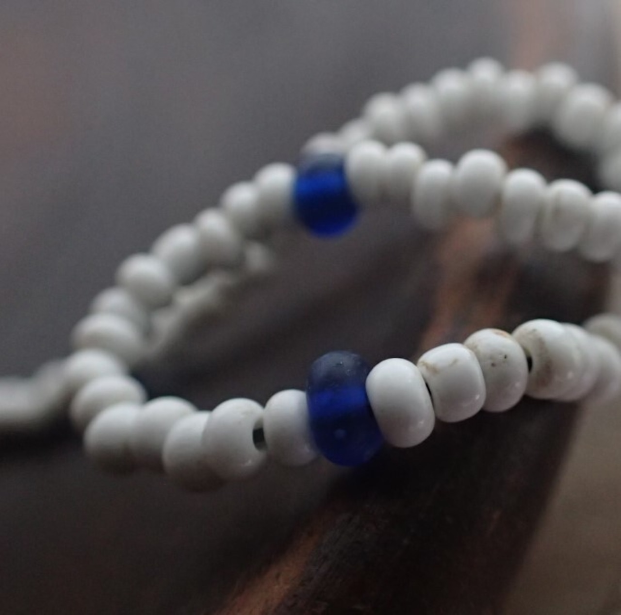 Mandi/マンディ Antique Beads Bracelet (White×Navy)