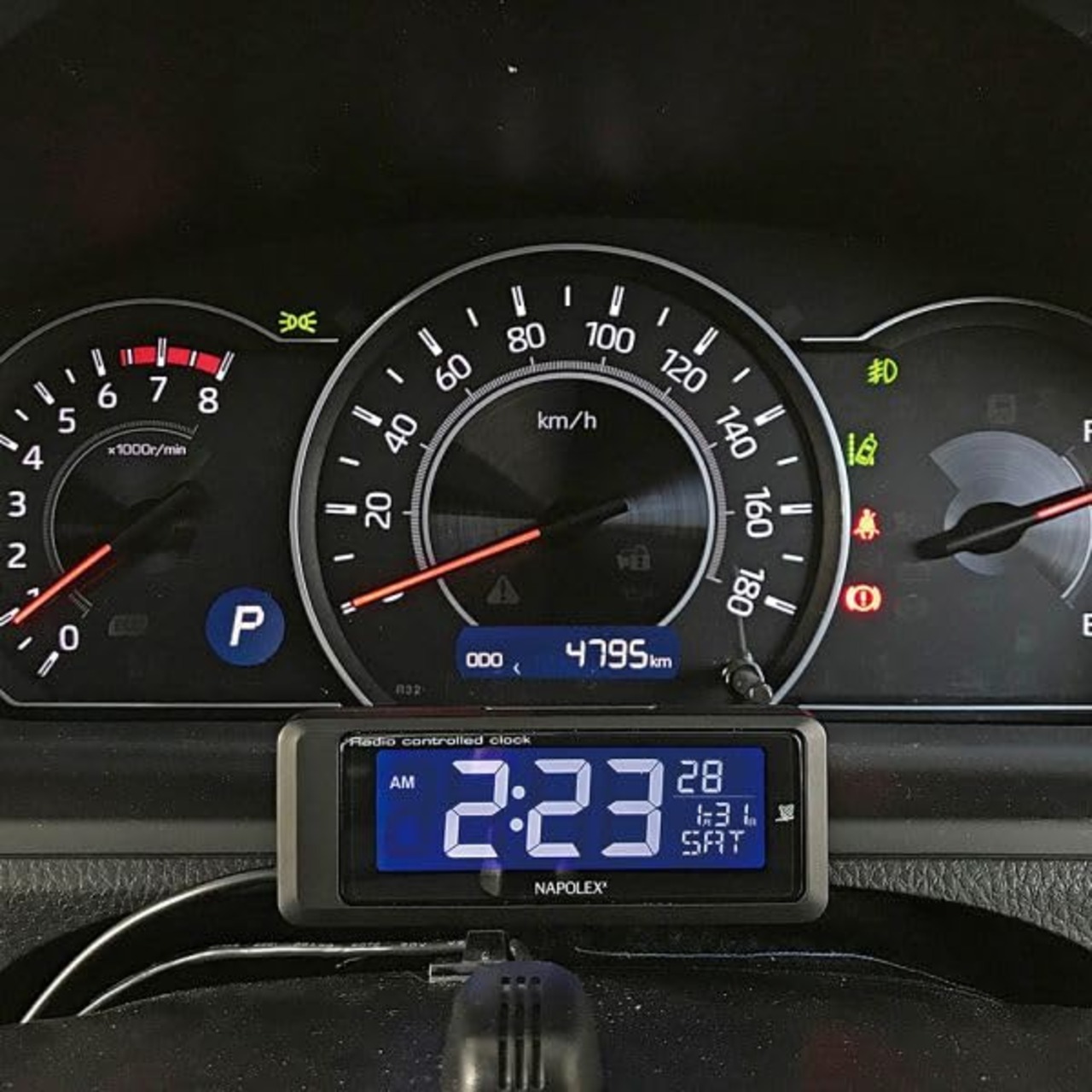 ナポレックス(Napolex) 車用電波時計 カープラグ給電(12V) ホワイトLEDバックライト 常時点灯 大型液晶採用 カレンダー表示機能 取付ステー付き 角度調整も自由に可能 デジタル時計 車用時計 Fizz-1075