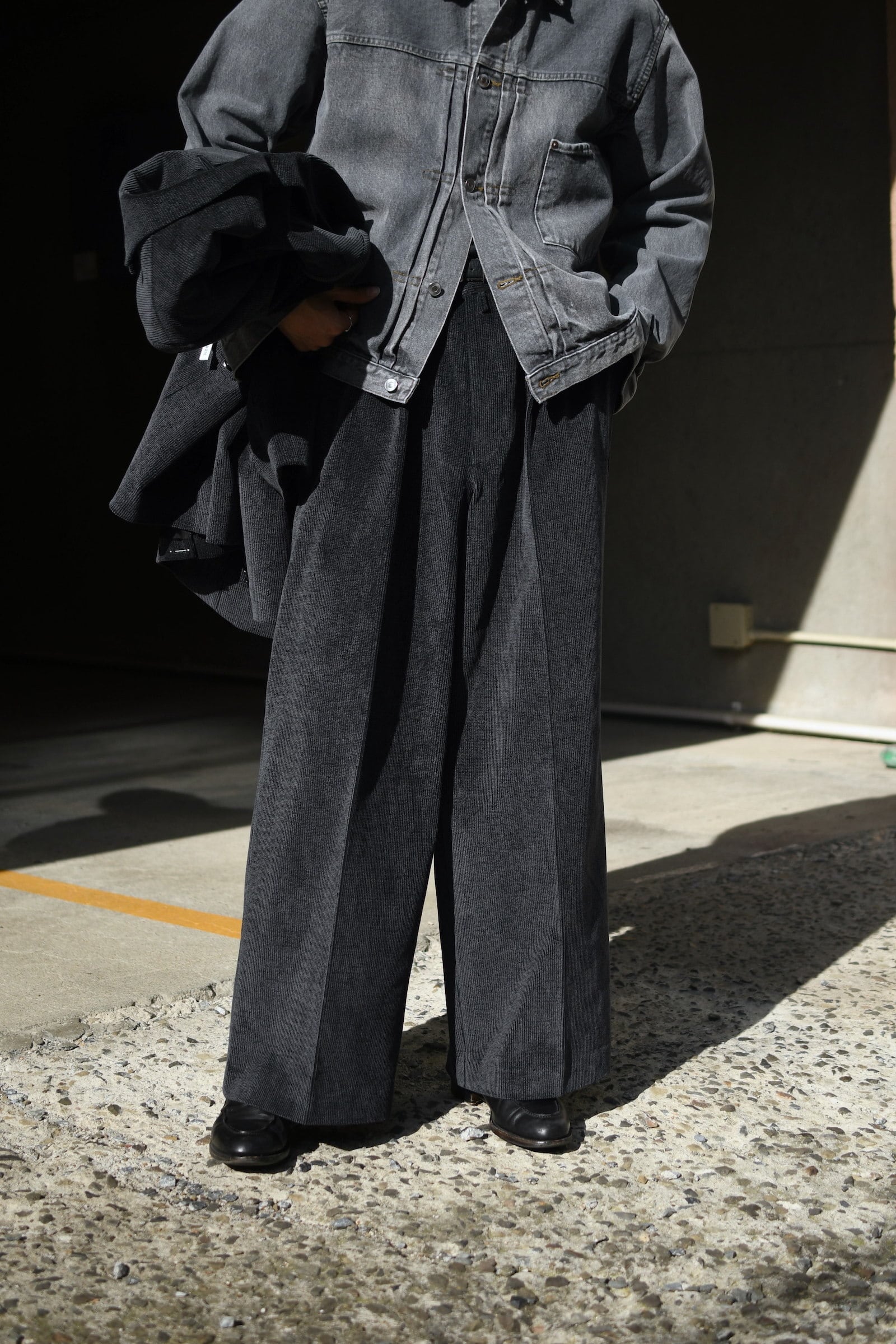 REVERBERATE / TACKED TROUSERS (Black × Gray) | nariwai
