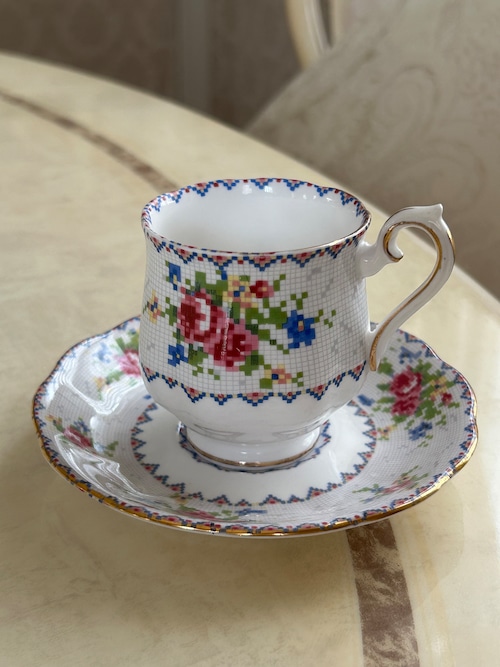 英国Vintage ROYAL ALBERT ロイヤルアルバート プチポワン デミタスサイズ カップ＆ソーサー  刺繍柄 テーブルウェア
