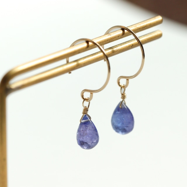 14kgf / 澄み渡るブルー / タンザナイトのシンプルピアス / 12月誕生石 / ギフト・プレゼント