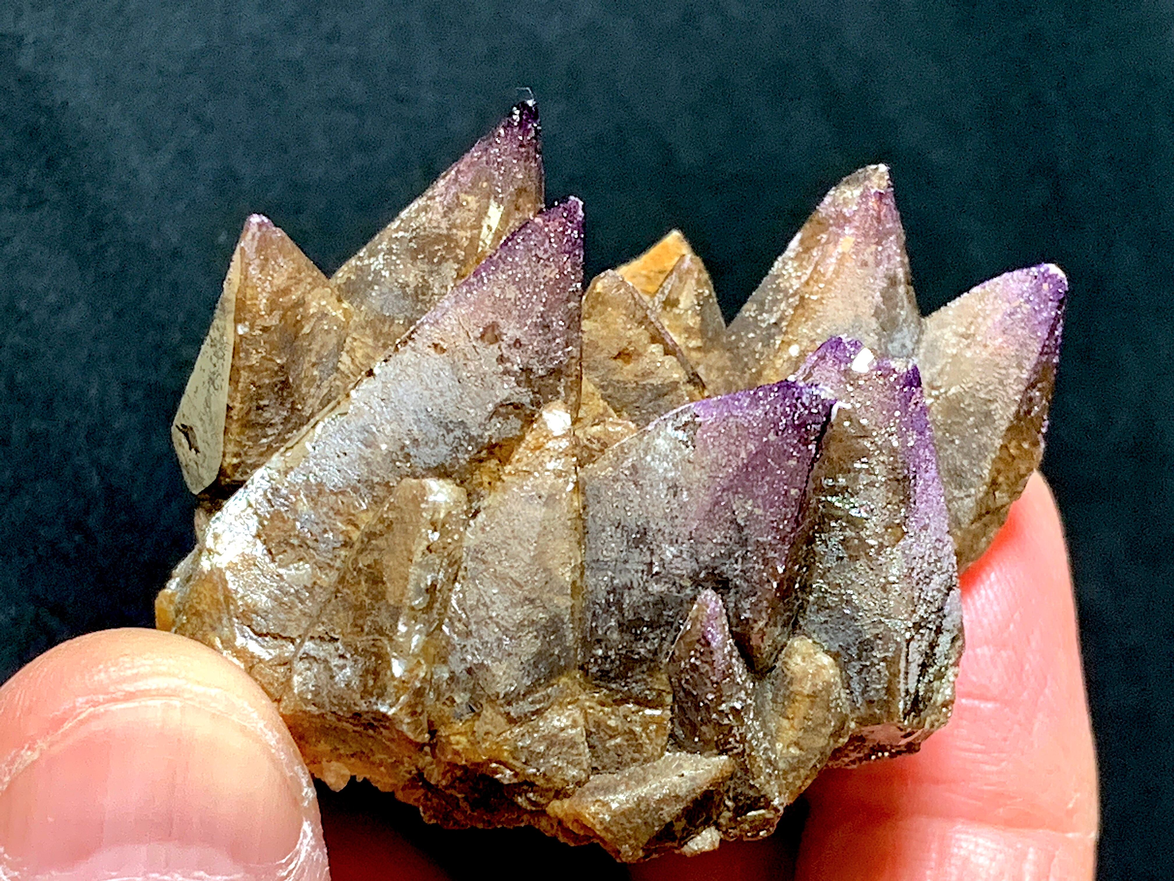 金色の方解石の上に蛍石 金色の方解石の上に蛍石