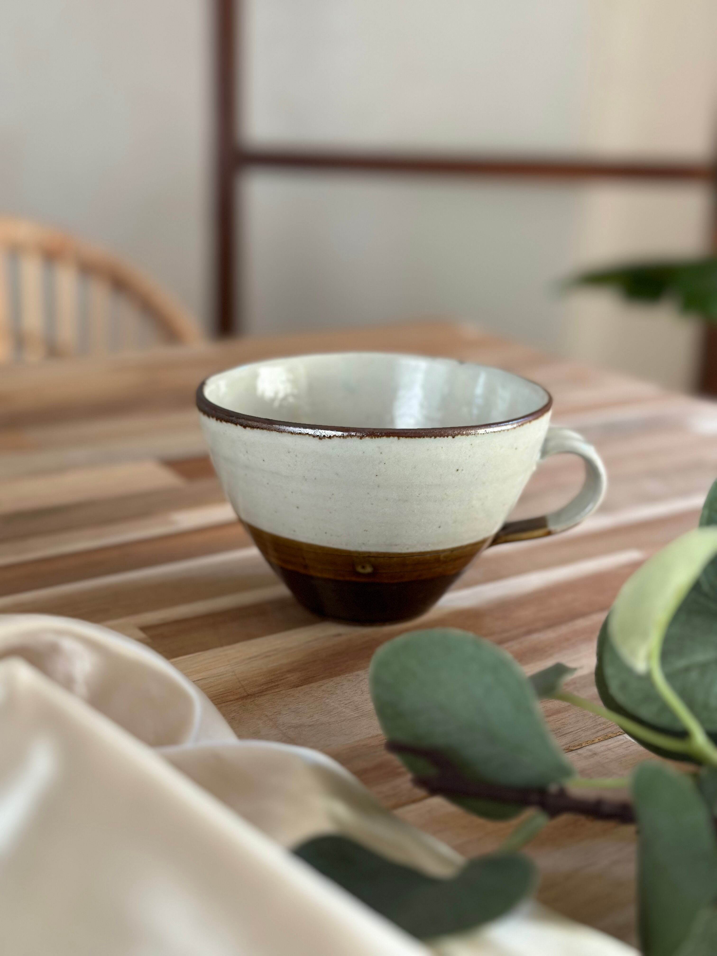 大きめスープカップ アメ粉引 信楽焼 | 陶器屋カフェつむぎ produced
