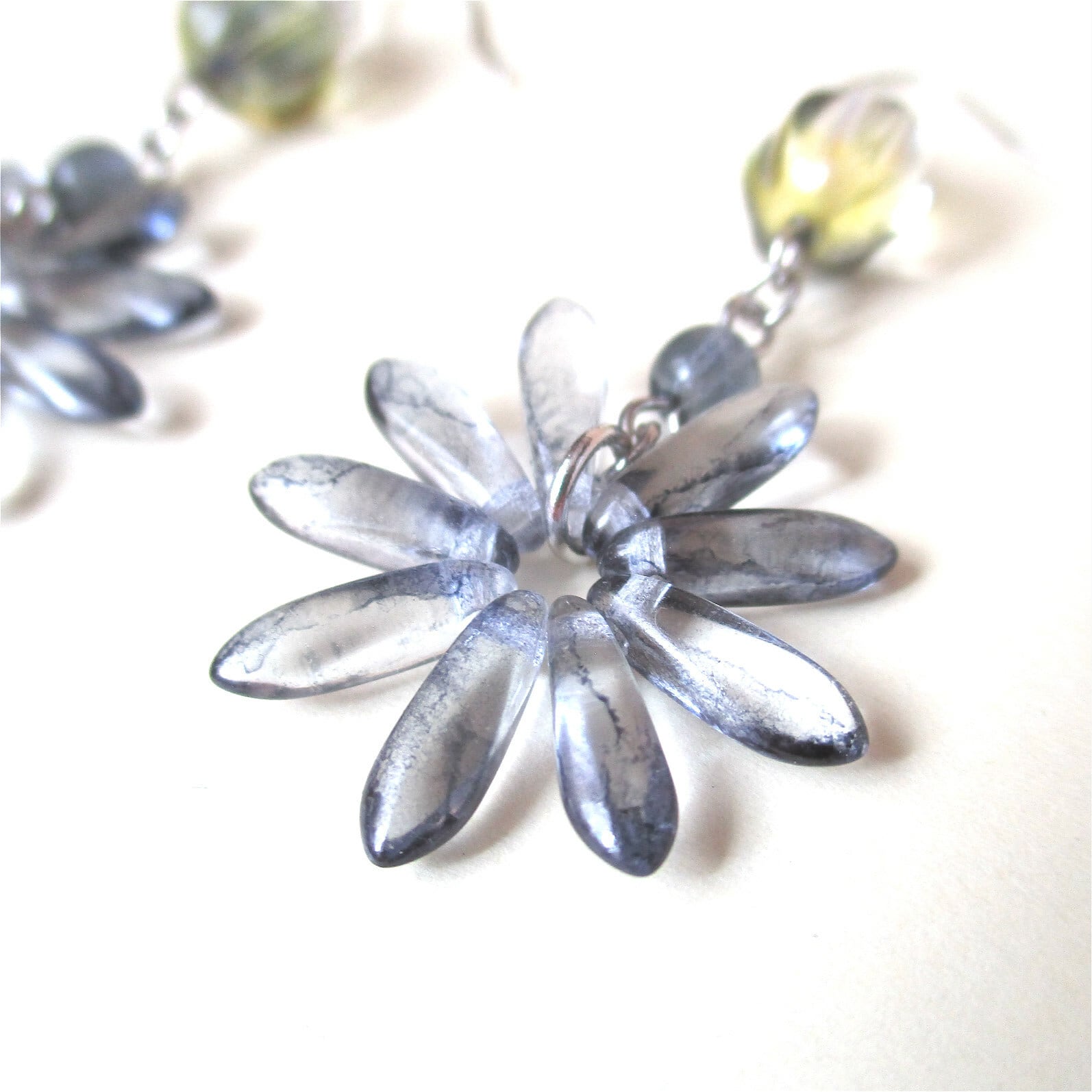 NO.547-blue フラワー ポピー 花柄 ダガービーズ ピアス ブルー ダガービーズのフラワーピアス（イヤリング） | Shiawasejikan
