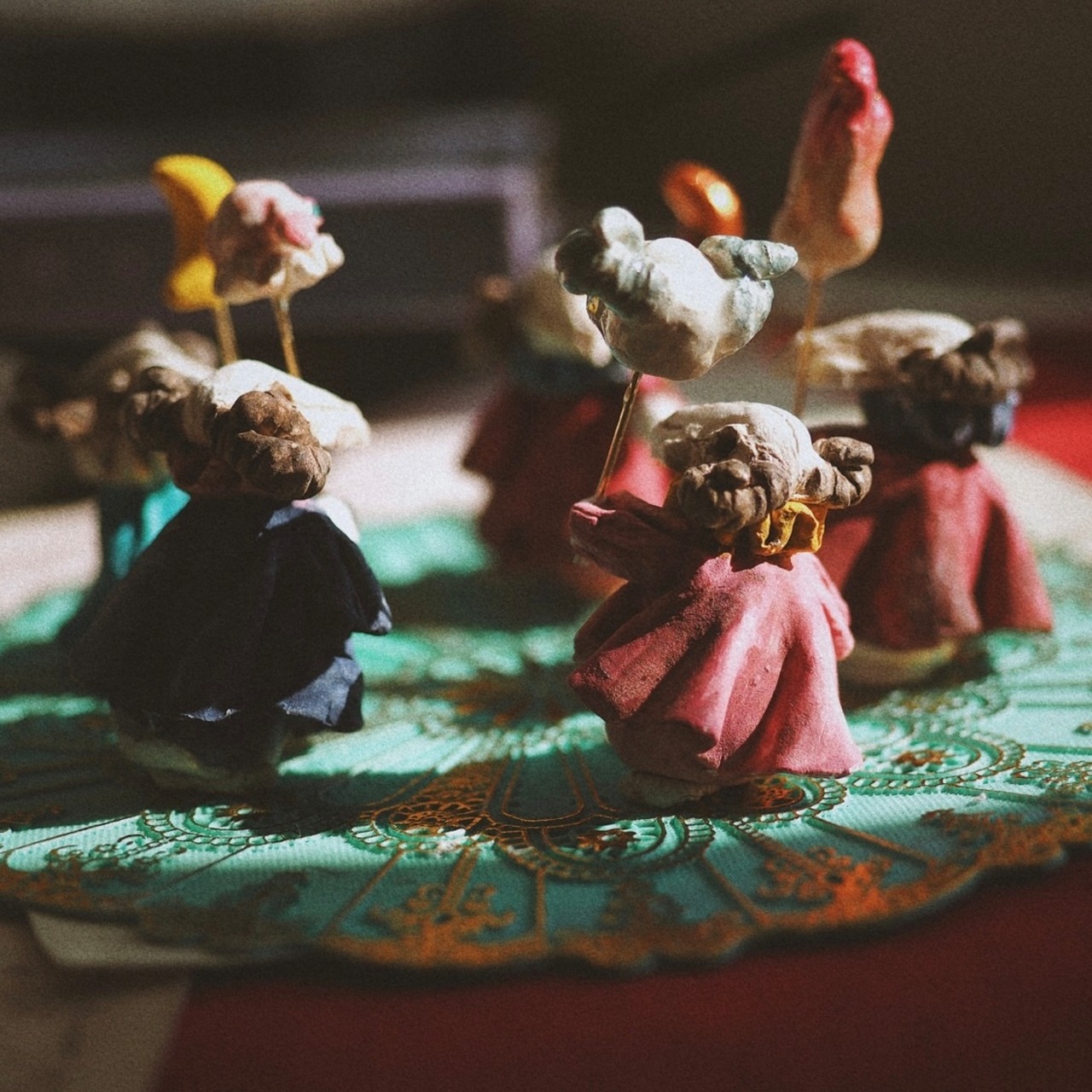 Hand-held doll of a colored bone sheep [skull]