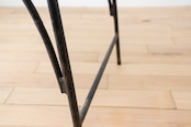 アーチ型な鉄脚のテーブル