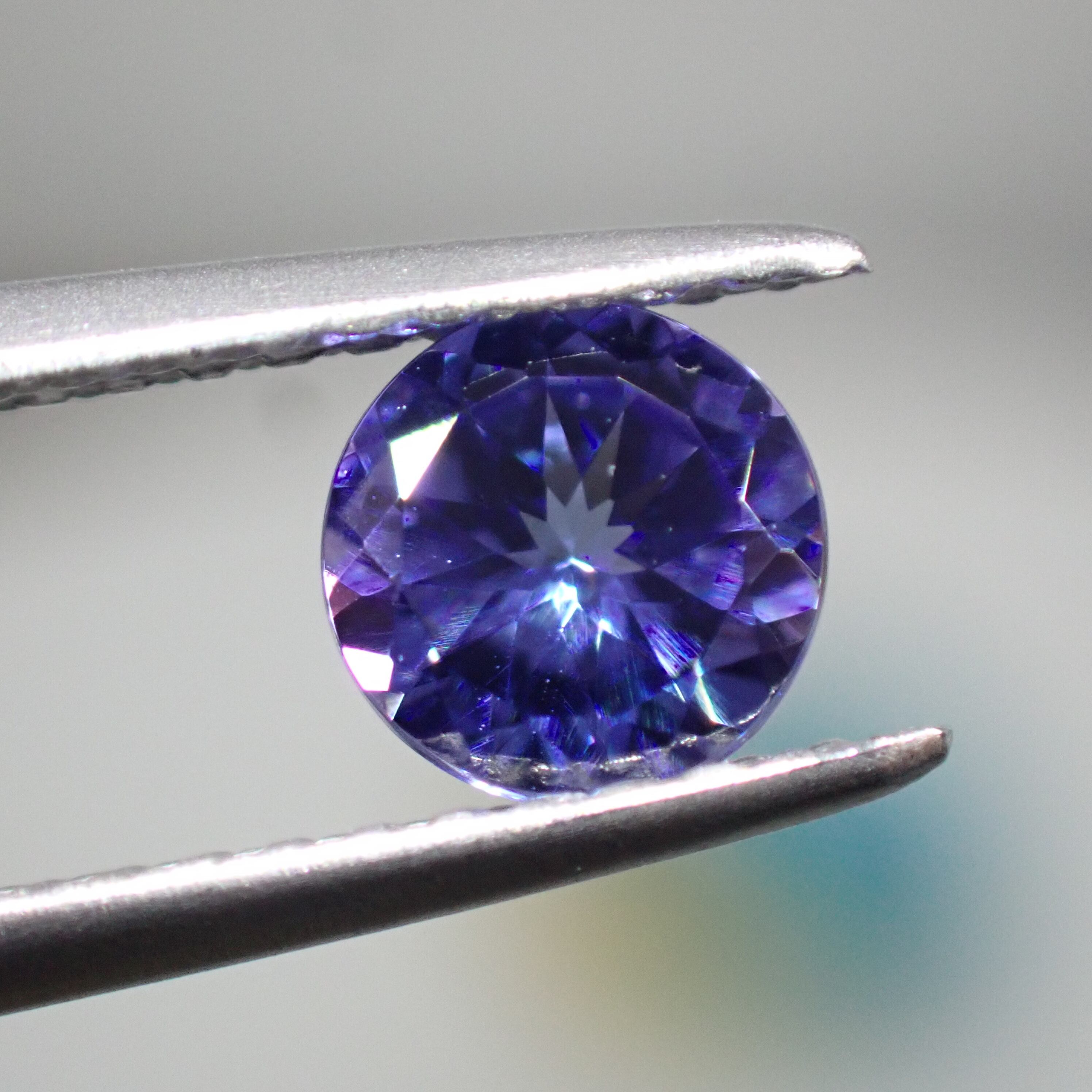 彩度と輝き◎ 加工もしやすいサイズの美しいタンザナイト 0.453ct 
