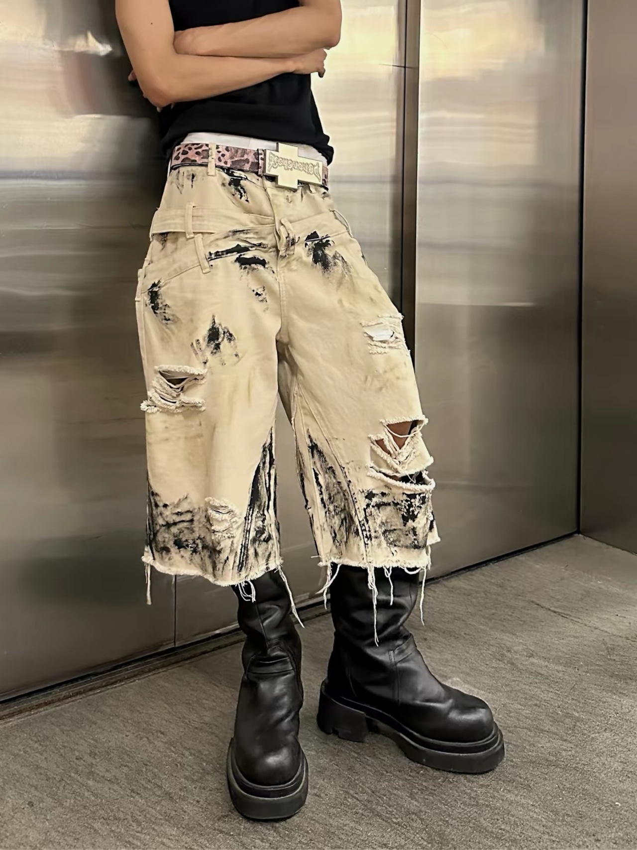 【TH4SWE】Scorch Triple Waist Distressed Cropped Denim Shorts
