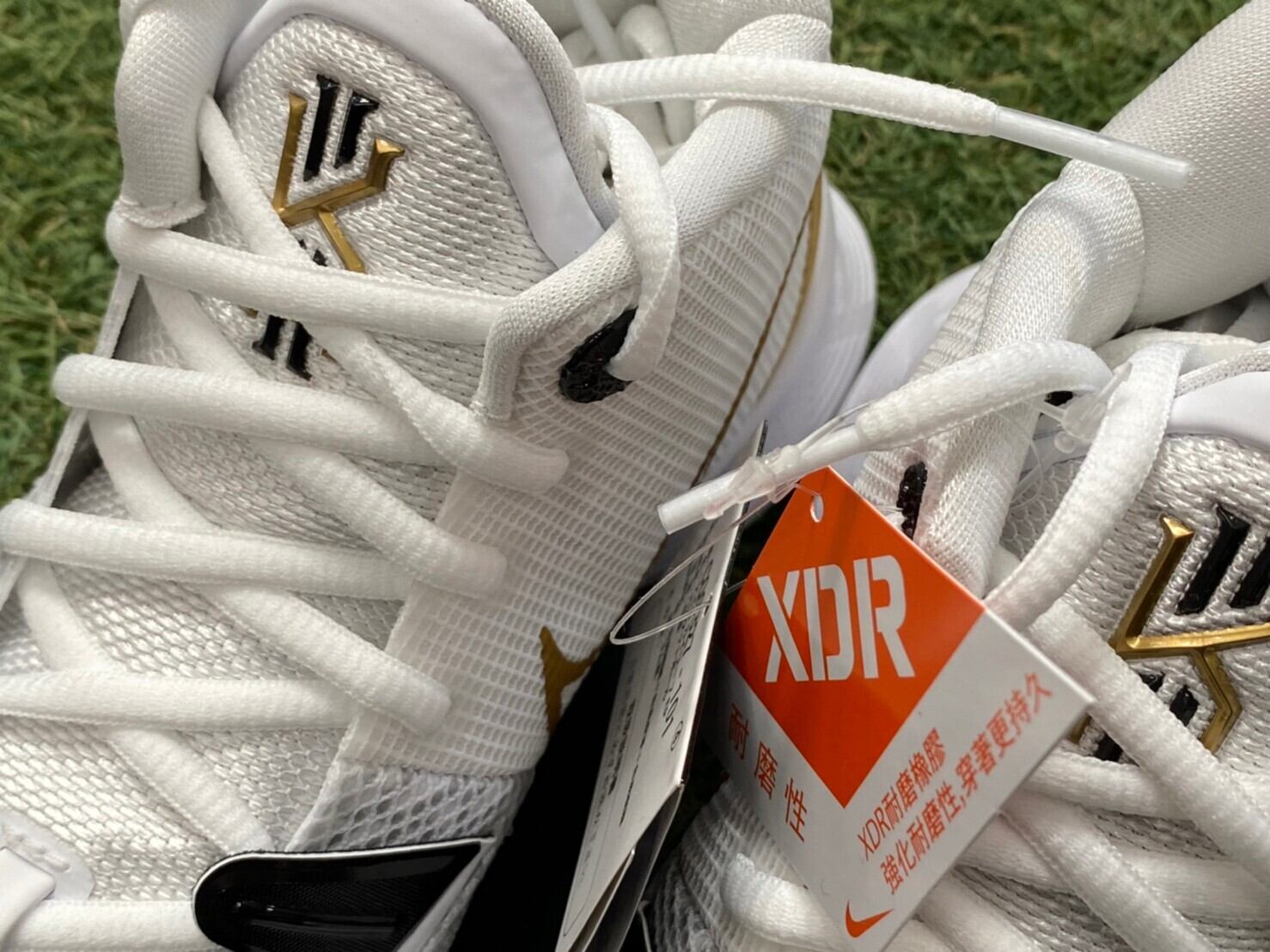 NIKE KYRIE 7 EP WHITE/METALLIC GOLD-BLACK-GREY CQ9327-101 NIKE KYRIE 7 EP WHITE/METALLIC GOLD-BLACK-GREY CQ9327-101