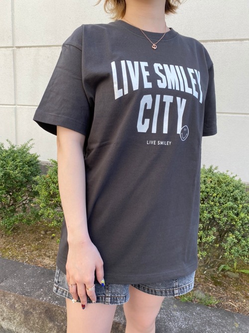 SMILEY FACE (スマイリーフェイス) LIVE SMILE CITY プリント Tシャツ ブラック SMT-003