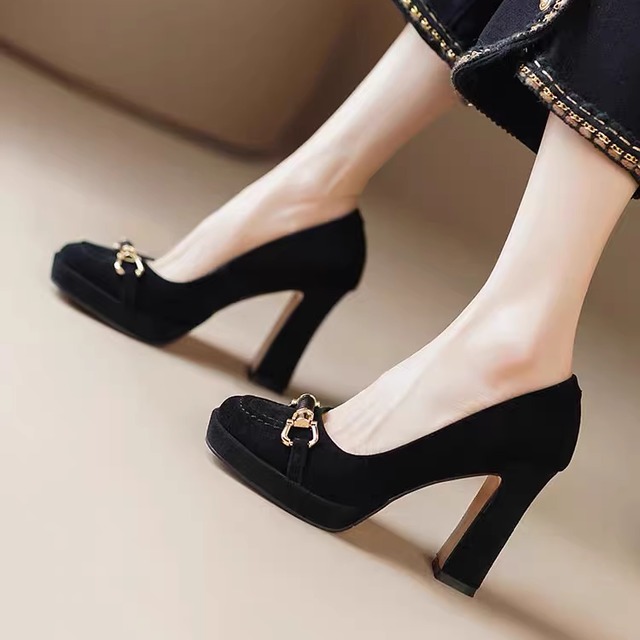 【送料無料】 パンプス 靴 シューズ ハイヒール スクエアトゥ 飾り モチーフ スエード エレガント 可愛い 大人可愛い きれいめ シンプル カジュアル シック コンサバ 華やか 大人 上品 おしゃれ レトロ 無地 秋 冬 結婚式 二次会 パーティ お呼ばれ レディース 女性用 ママ 30代 40代 オフィス ビジネス OL 通勤 デート お出かけ 女子会 お茶会 授業参観 垢抜け デイリーユース 普段使い ファッション 美脚 脚長 スタイルアップ