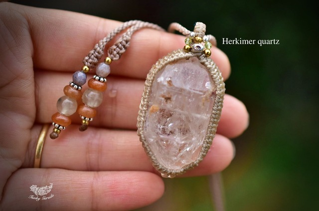 煌めく世界★虹入り★ハーキマー水晶 原石 マクラメペンダントhky003