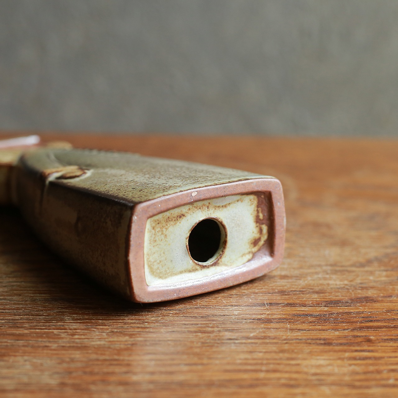 こちらを見つめる、味わい深いキャンドルスタンド 3