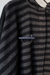 Aarikka golden semicircle brooch - navy