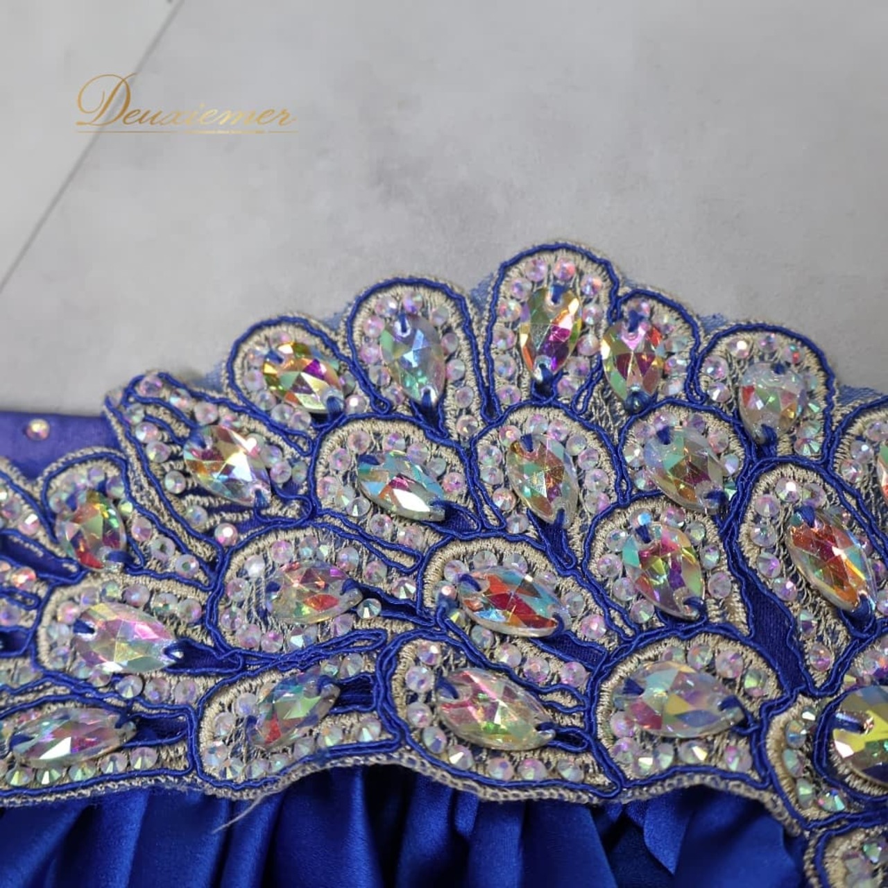 ベリーダンス オリエンタル 衣装 上下セット ブルー系 トップス スカート ラインストーン 装飾 豪華 光沢 青 紫 キラキラ スリット ダンス衣装 イベント ステージ 華やか かわいい パープル系 シルバー系