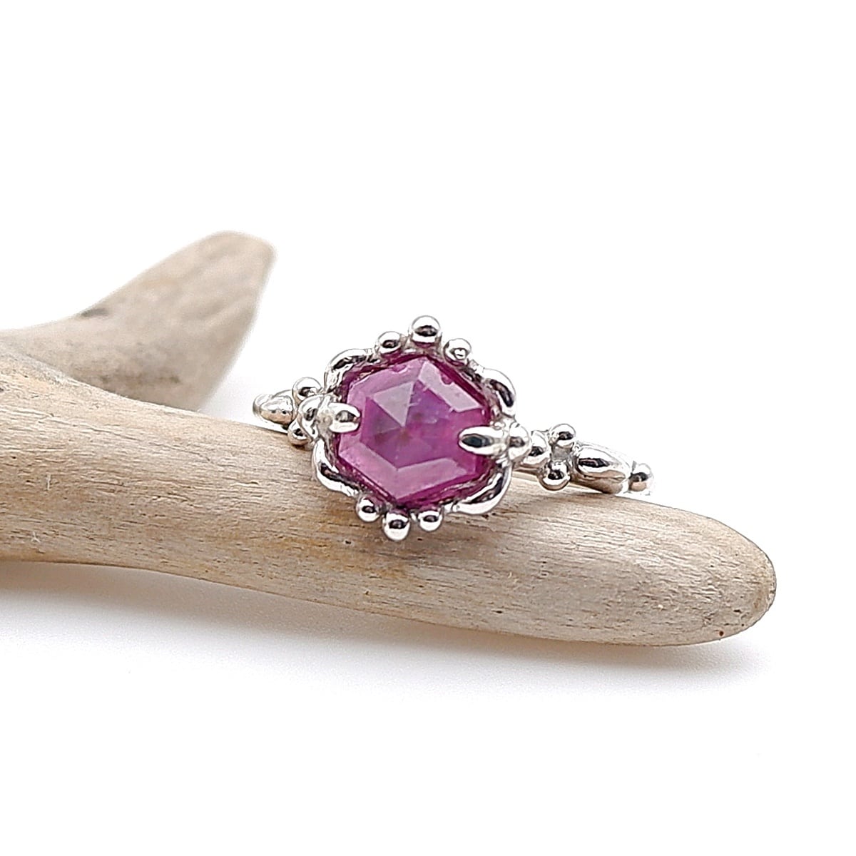 ルビーの粒飾りリング 12号 ～落ち着いた大人の輝き～ 天然石