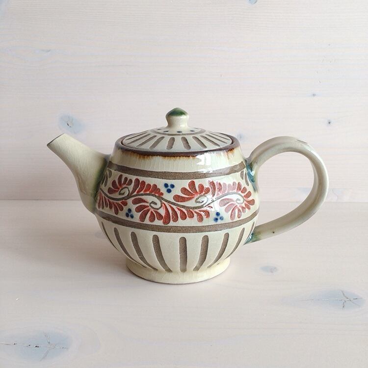 陶房高江洲 唐草しのぎ ポット(赤)