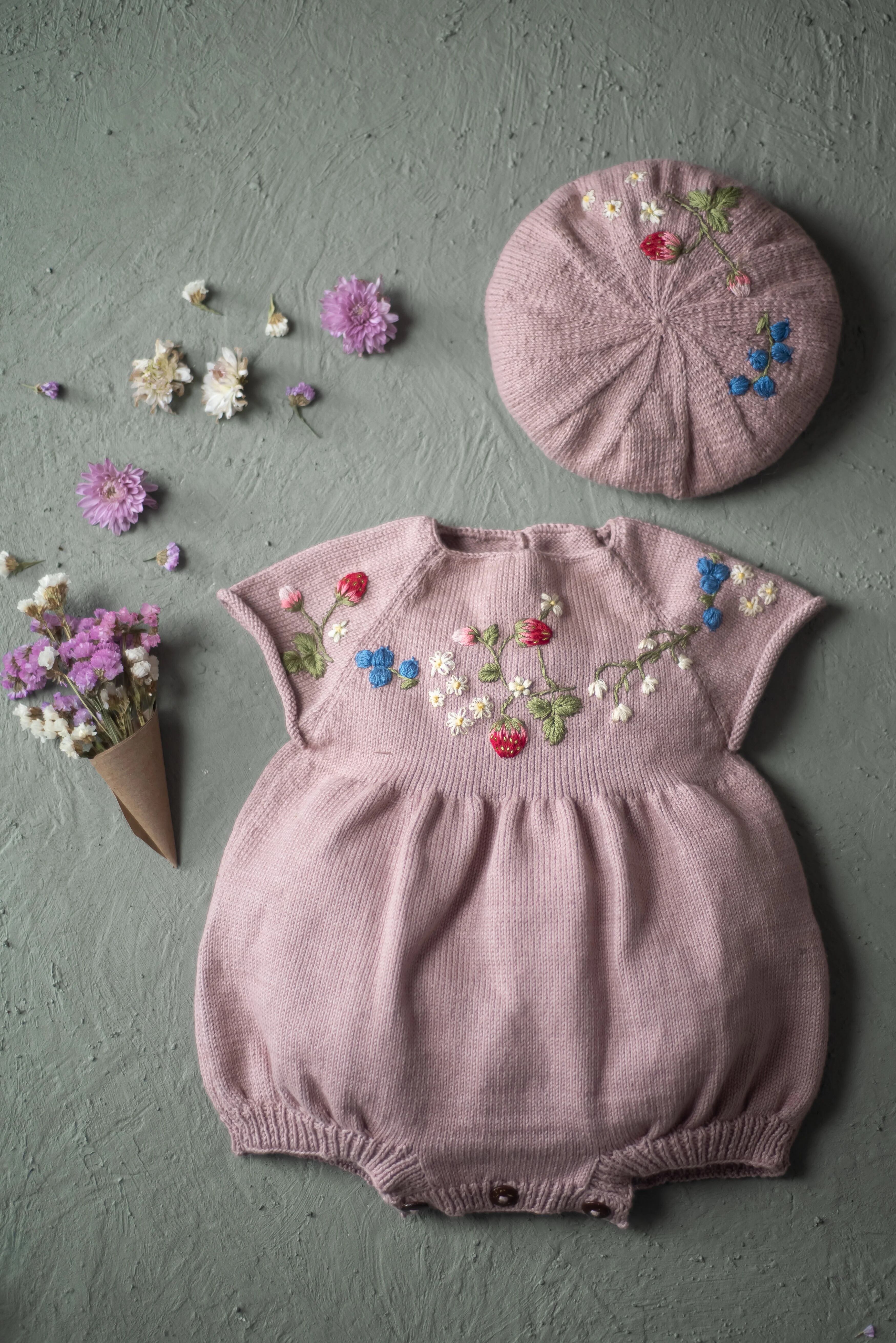 Shirley Bredal Strawberry ロンパース　いちご　刺繍 Hand-Knitted Vegan Cotton Romper | Marshmallow