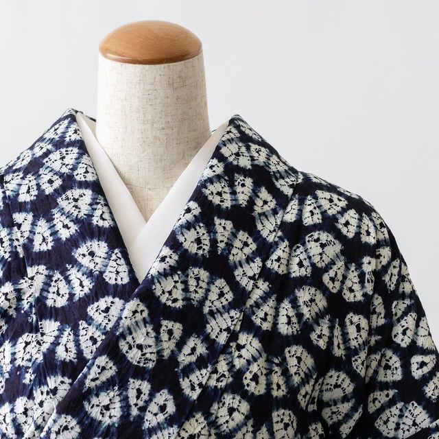 幾何学の模様　正藍染　絞り染め　紬地　単衣着物【中古品】