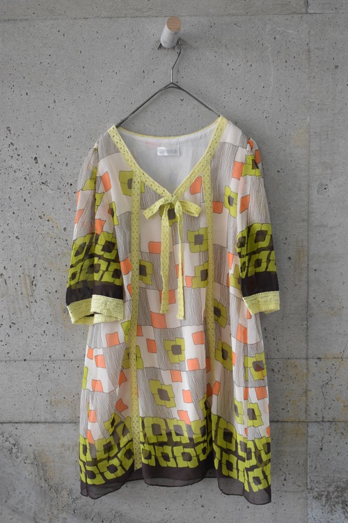 Retro patterned top