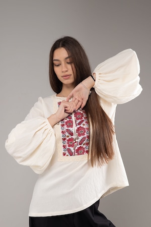 ウクライナ刺繍ヴィシヴァンカ　バルーン袖　手刺繍　麻　レディース・フリーサイズ