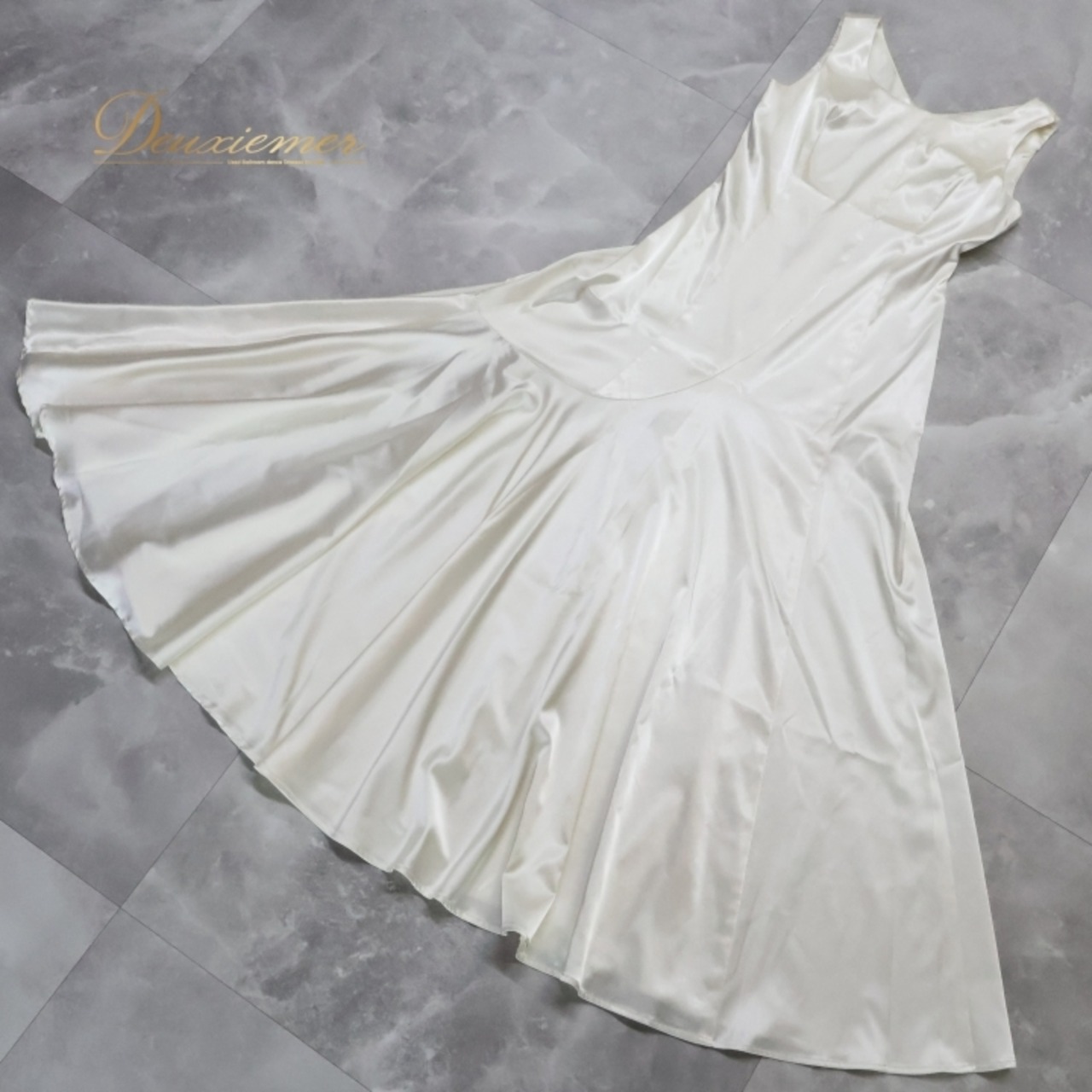 フラダンス 衣装 ワンピース ドレス ブルーヘブンカンパニー ホワイト系 BLUE HEAVEN COMPANY ノースリーブ ワンカラー フレア シンプル 光沢感 無地 かわいい 華やか 明るい 上品 高級感 綺麗 白 ハワイアン アロハ フラ ダンス