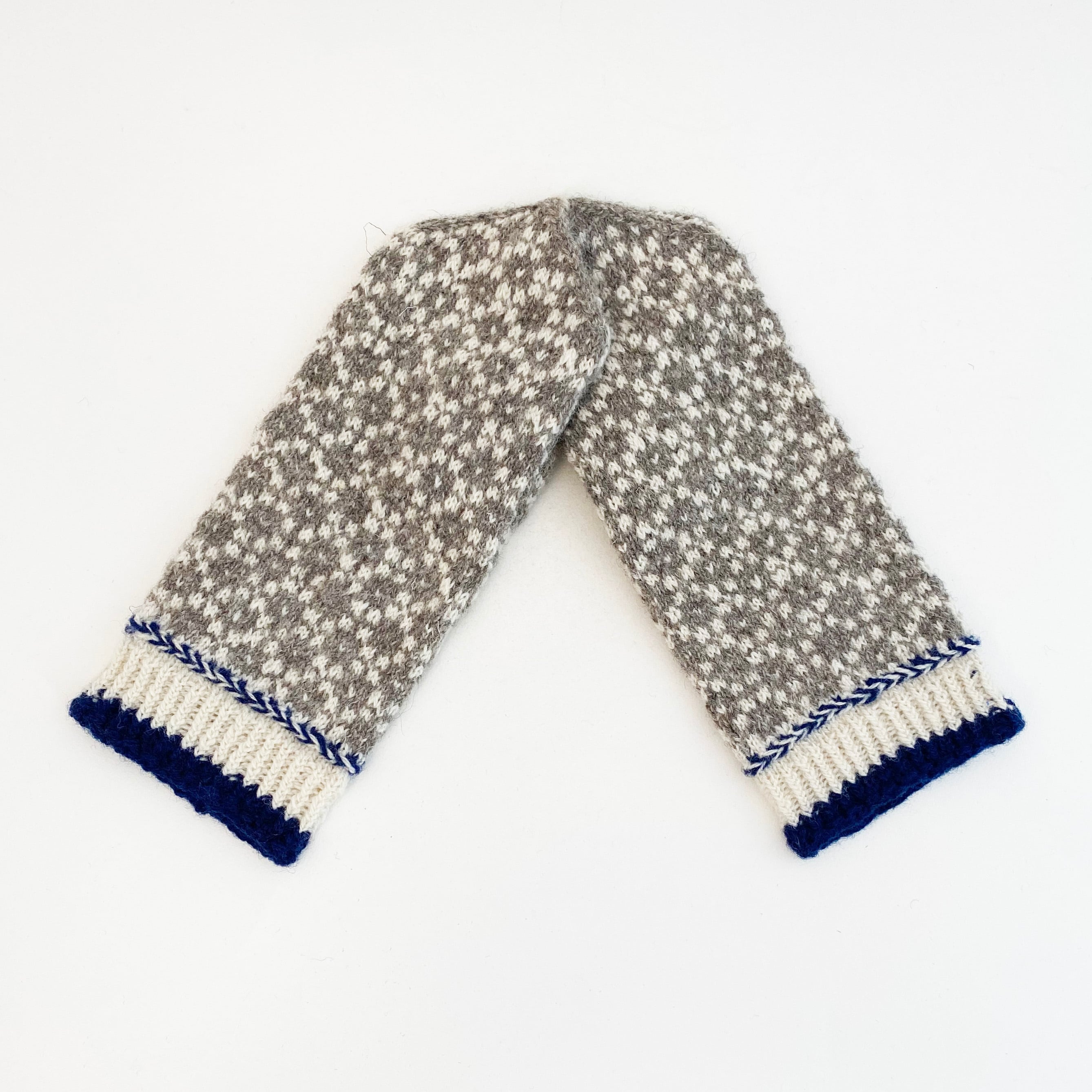 伝統的バルトの手編みミトン（灰色）