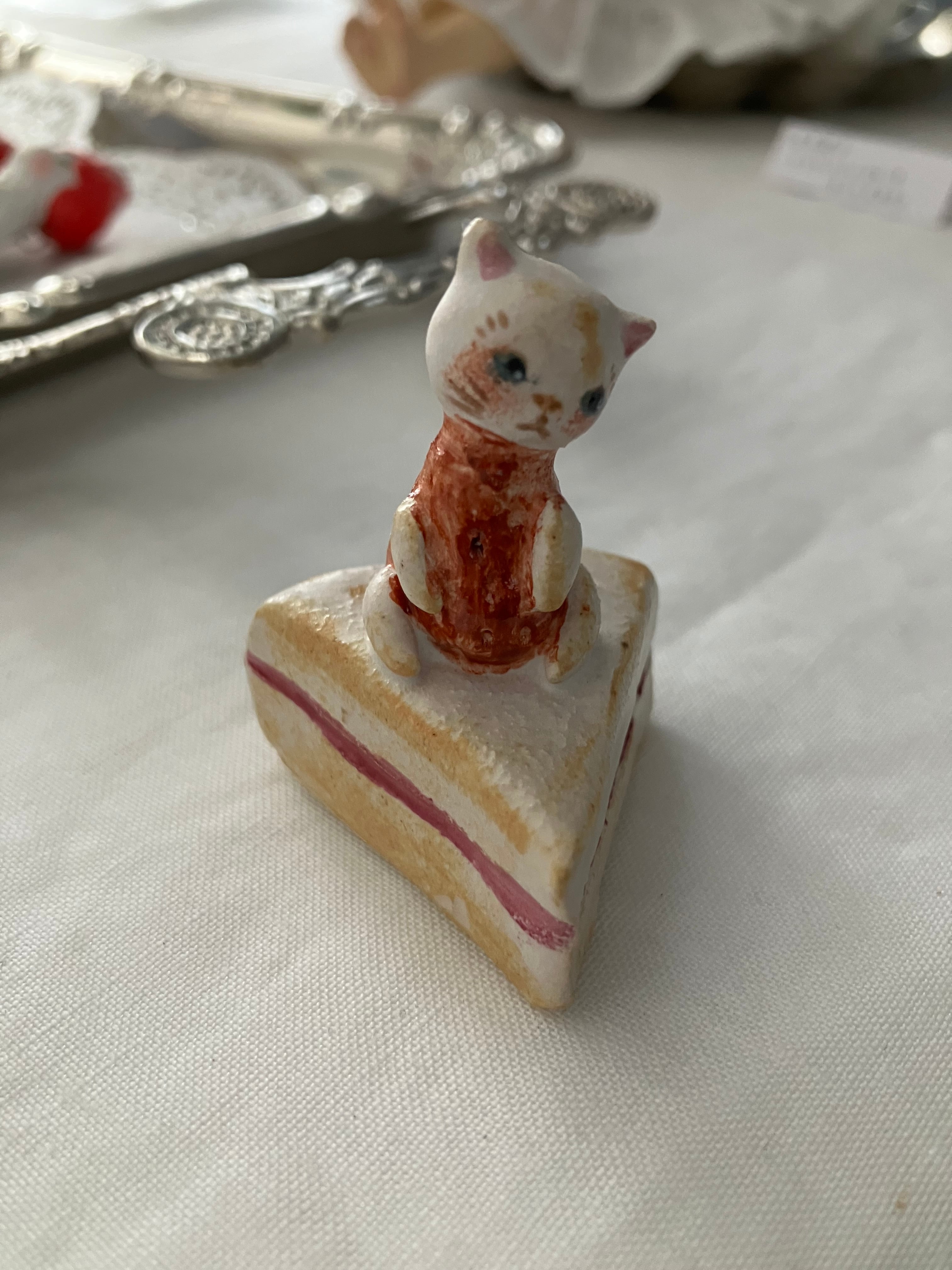 鷹塀三奈『ストロベリーキャットケーキ』陶器オブジェ | atelier norn