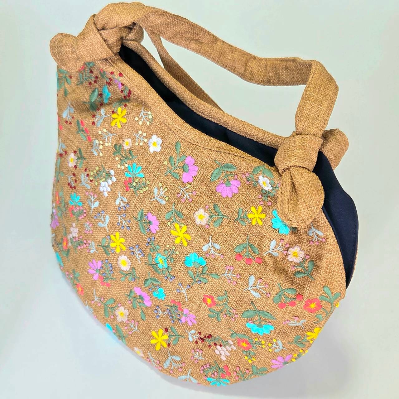 小花刺繍のバッグ