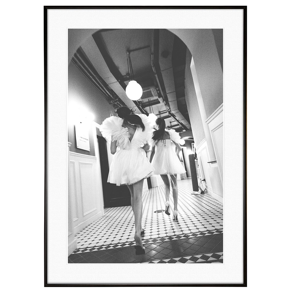 人物写真 ステージに向かうダンサーの女性たち モノクロ インテリアアートポスター額装 AS3790