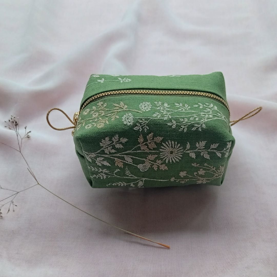 草花刺繍のポーチ nui+
