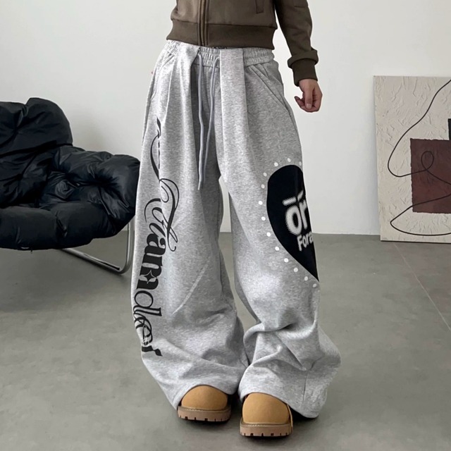 ハートグラフィックゴシックロゴワイドフォルムスウェットパンツ 1col R02822