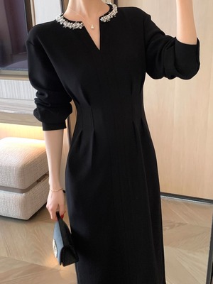 pearl & bijou v-neck fitted dress.3217
