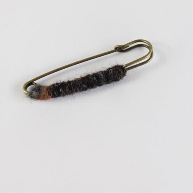hand-yarn corsage pin brooch
