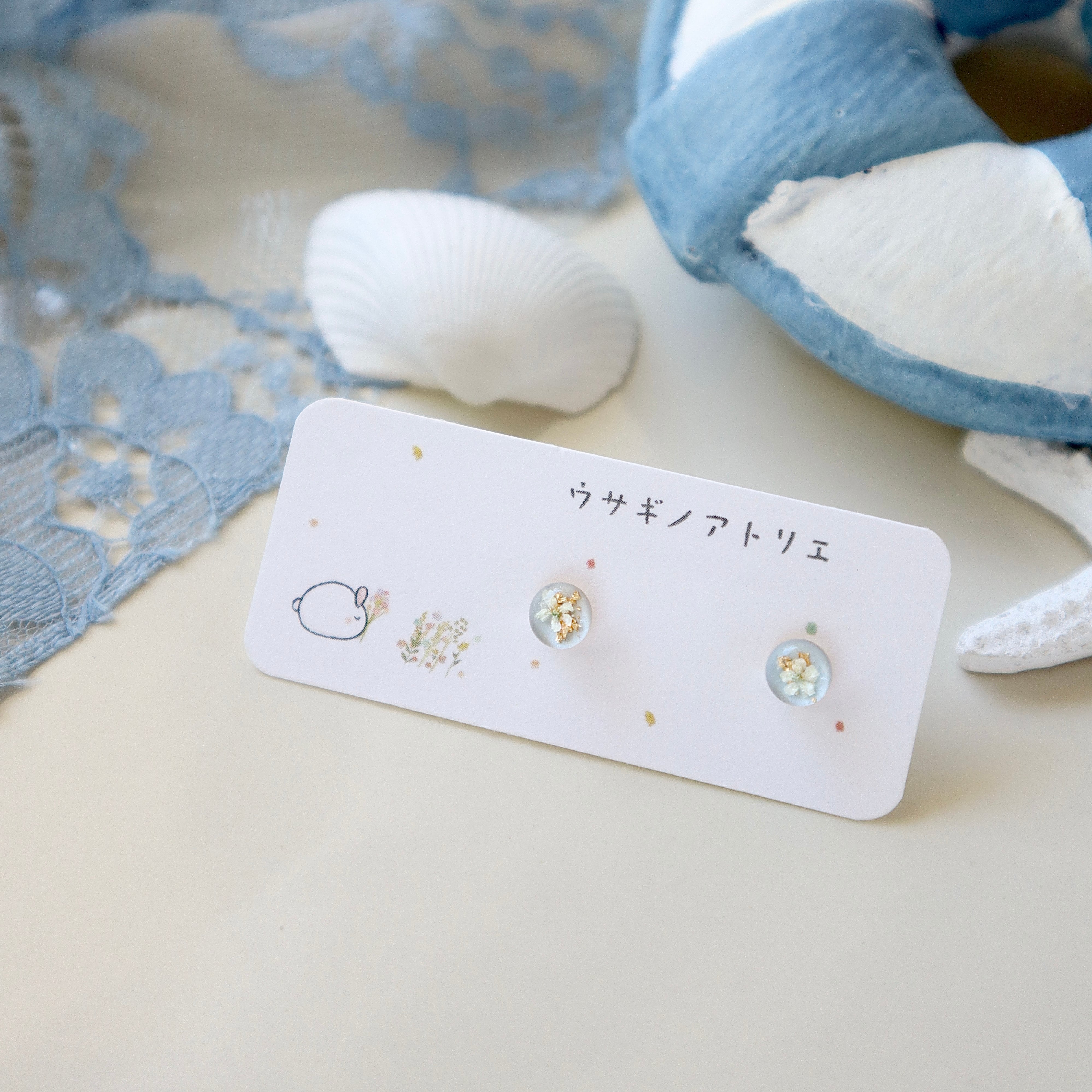 【水色】ちいさなお花入りピアス / 金属アレルギー対応*サージカルステンレス