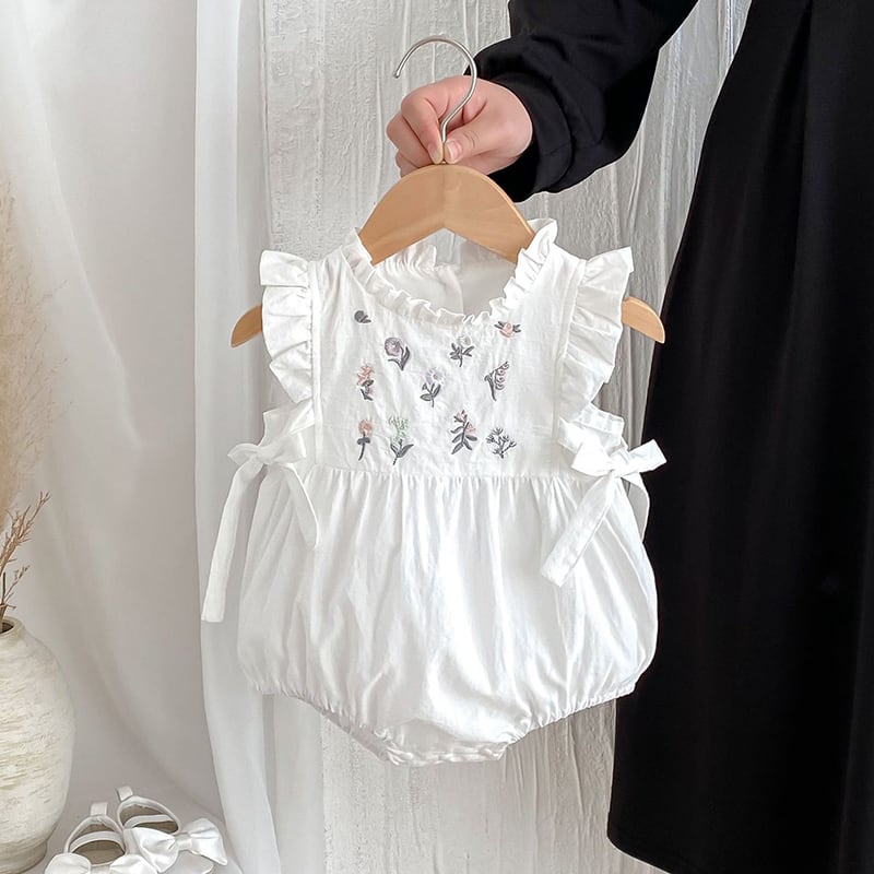 【BABY】夏作刺繍入りフリル袖リボン付きロンパース