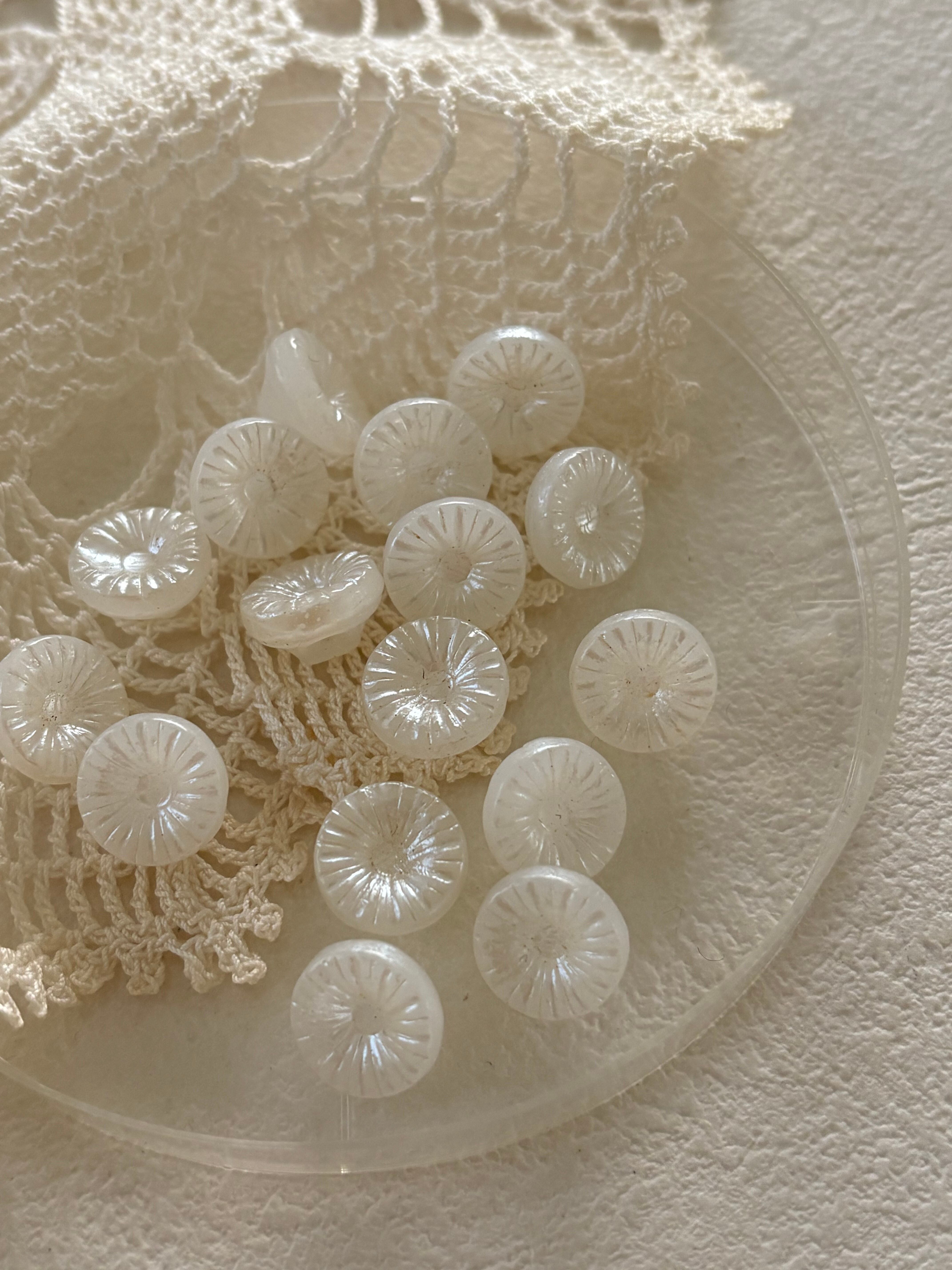 11mm フランス ヴィンテージボタン ガラスボタン ミルクガラス ホワイト フラワー ハンドメイド 撮影小物 コレクション